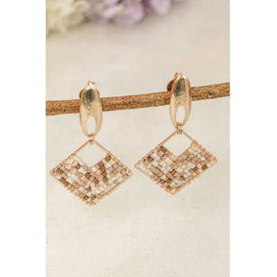 Brinco bordado a mão com  contas de vidro em tons de nude, folheado em ouro 18k