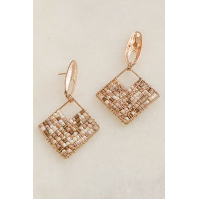 Brinco bordado a mão com  contas de vidro em tons de nude, folheado em ouro 18k