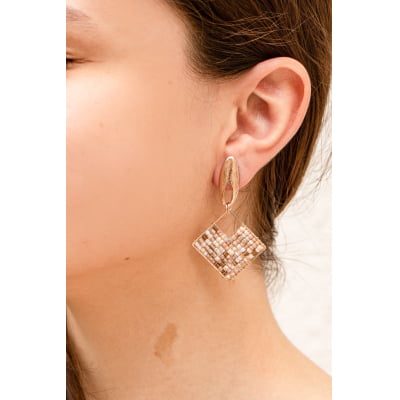 Brinco bordado a mão com  contas de vidro em tons de nude, folheado em ouro 18k   