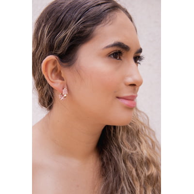 Brinco bordado a mão com contas de vidro em tons de rosa e folheado em ouro 18k 202230000000084 Brinco bordado a mão com contas de vidro em tons de rosa e folheado em ouro 18k 202230000000084