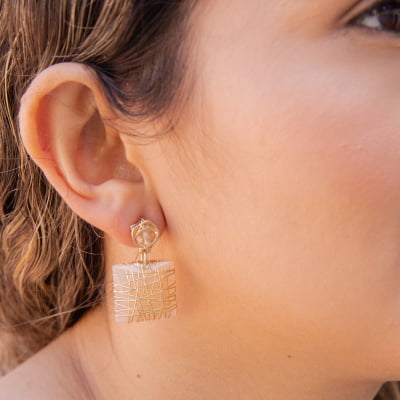 Brinco bordado a mão com cristal em tom de nude e resina,  folheado em ouro 18k     202130000000221