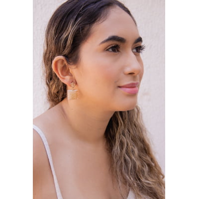 Brinco bordado a mão com cristal em tom de nude e resina,  folheado em ouro 18k     202130000000221