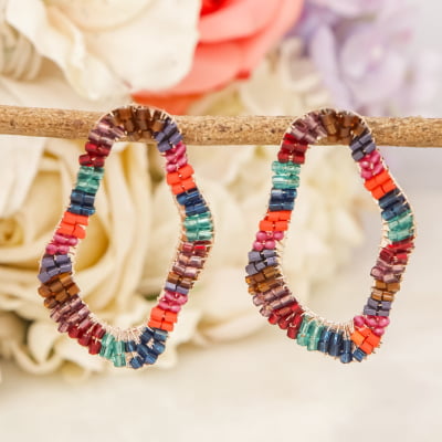 Brinco bordado a mão com mix de contas de vidro coloridas e folheado em ouro 18k