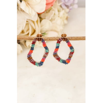 Brinco bordado a mão com mix de contas de vidro coloridas e folheado em ouro 18k