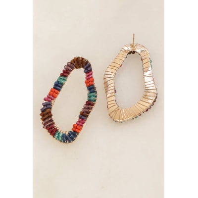 Brinco bordado a mão com mix de contas de vidro coloridas e folheado em ouro 18k