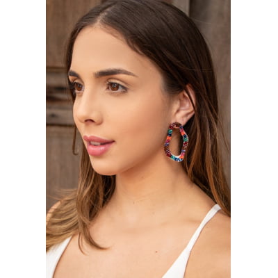 Brinco bordado a mão com mix de contas de vidro coloridas e folheado em ouro 18k