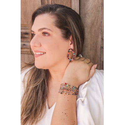 Brinco bordado a mão com mix de contas de vidro coloridas e folheado em ouro 18k