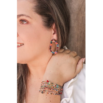 Brinco bordado a mão com mix de contas de vidro coloridas e folheado em ouro 18k