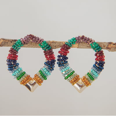 Brinco bordado a mão com mix de contas de vidro coloridas folheado em ouro 18k    2021100000004686