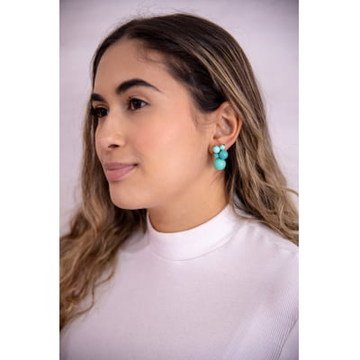 Brinco bordado a mão com mix de resinas tons azul folheado em ouro 18k 202170000000191