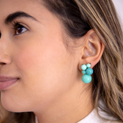 Brinco bordado a mão com mix de resinas tons azul folheado em ouro 18k 202170000000191