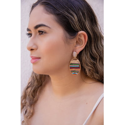 Brinco bordado a mão com mix de vidrilhos coloridos e resina nude, folheado em ouro 18k 2021100000004656