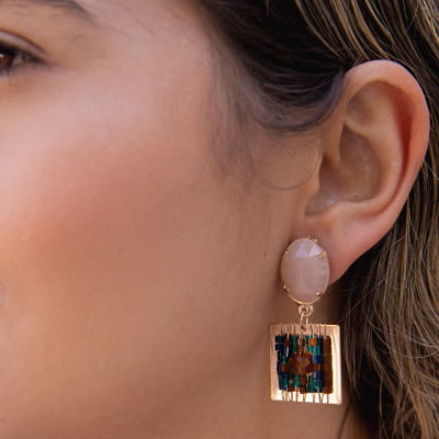 Brinco bordado a mão com mix de vidrilhos coloridos e resina nude, folheado em ouro 18k 2021100000004657