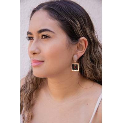 Brinco bordado a mão com mix de vidrilhos coloridos e resina nude, folheado em ouro 18k 2021100000004657