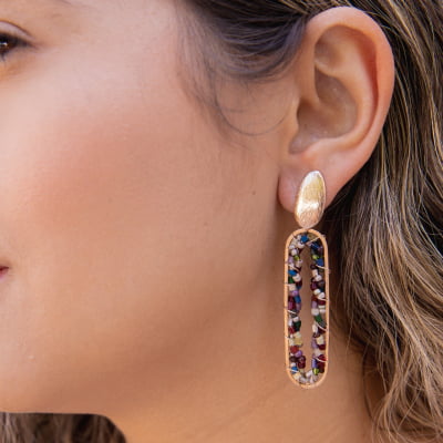 Brinco bordado a mão com mix de vidrilhos coloridos e resina nude, folheado em ouro 18k 2021100000004659