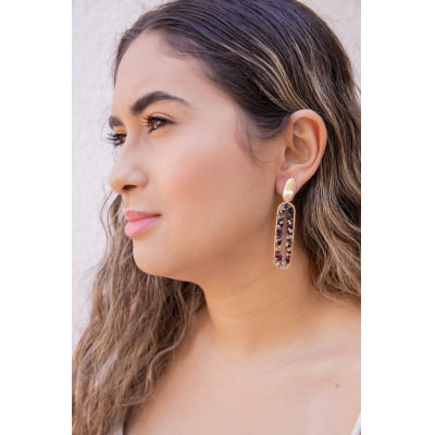 Brinco bordado a mão com mix de vidrilhos coloridos e resina nude, folheado em ouro 18k 2021100000004659