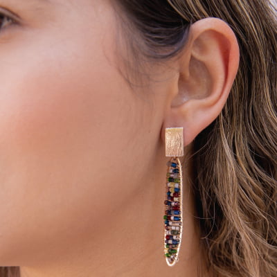 Brinco bordado a mão com mix de vidrilhos coloridos, folheado em ouro 18k 2021100000004654