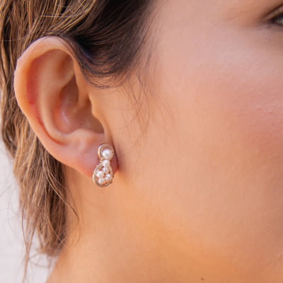 Brinco bordado a mão com Pérola ABS folheado em ouro 18k  202140000000114