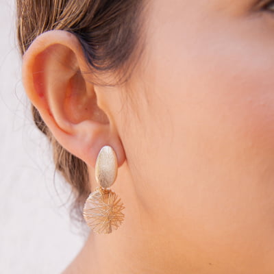 Brinco bordado a mão com resina em tom de nude  e folheado em ouro 18k     202130000000216