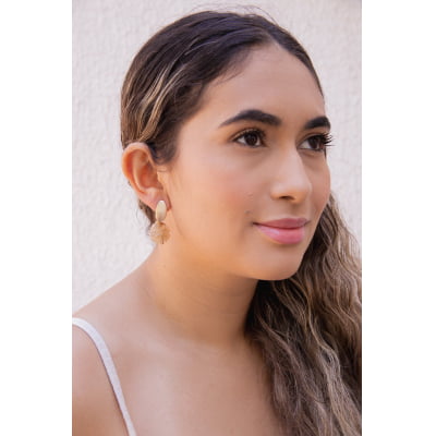 Brinco bordado a mão com resina em tom de nude  e folheado em ouro 18k     202130000000216