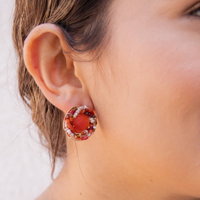 Brinco bordado a mão com resina em tom de vermelho e vidrilhos em tons terrosos  e folheado em ouro 18k     202130000000217