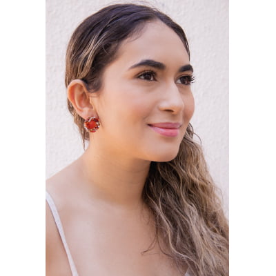 Brinco bordado a mão com resina em tom de vermelho e vidrilhos em tons terrosos  e folheado em ouro 18k     202130000000217