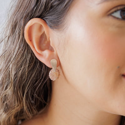 Brinco bordado a mão com resina em tom rosa e folheado em ouro 18k 202230000000085