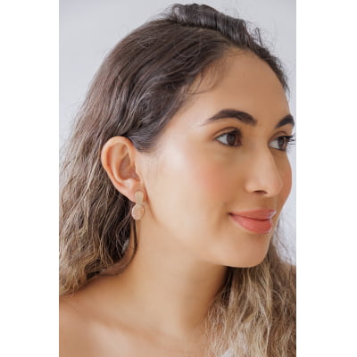 Brinco bordado a mão com resina em tom rosa e folheado em ouro 18k 202230000000085