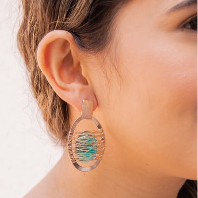 Brinco bordado a mão com resina em tom verde folheado em ouro 18k 202150000000145 Brinco bordado a mão com resina em tom verde folheado em ouro 18k 202150000000145