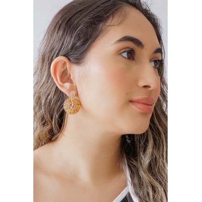 Brinco bordado a mão com resina marrom  folheado em ouro 18k  202130000000229