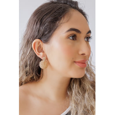 Brinco bordado a mão com resina nude folheado em ouro 18k  202130000000231