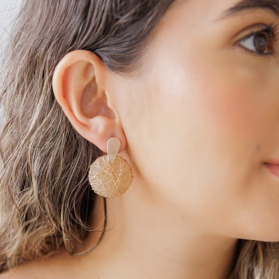 Brinco bordado a mão com resina nude folheado em ouro 18k  202130000000231