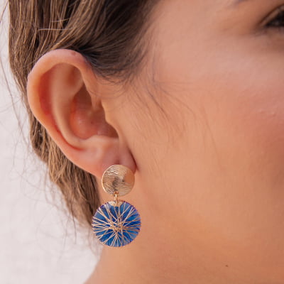 Brinco bordado a mão com resina tom azul folheado em ouro 18k 202170000000196