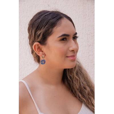 Brinco bordado a mão com resina tom azul folheado em ouro 18k 202170000000196