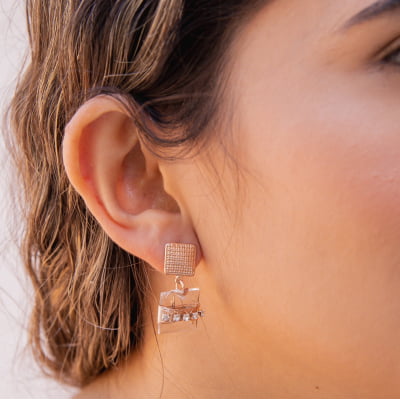 Brinco bordado a mão com resina transparente e strass folheado em ouro 18k  202160000000044