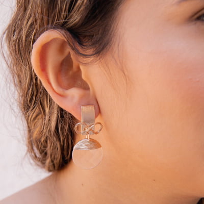 Brinco bordado a mão com resina transparente e strass folheado em ouro 18k  202160000000048