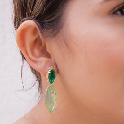 Brinco bordado a mão com resinas em tom verde folheado em ouro 18k 202150000000156 Brinco bordado a mão com resinas em tom verde folheado em ouro 18k 202150000000156