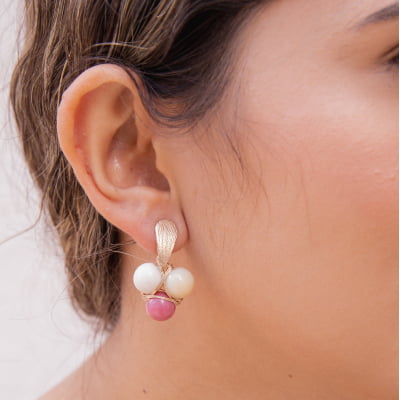 Brinco bordado a mão com resinas em tons de rosa e folheado em ouro 18k 202230000000083 Brinco bordado a mão com resinas em tons de rosa e folheado em ouro 18k 202230000000083