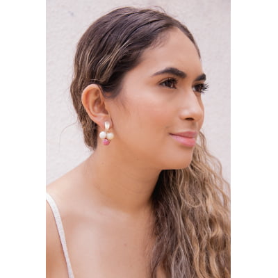 Brinco bordado a mão com resinas em tons de rosa e folheado em ouro 18k 202230000000083 Brinco bordado a mão com resinas em tons de rosa e folheado em ouro 18k 202230000000083