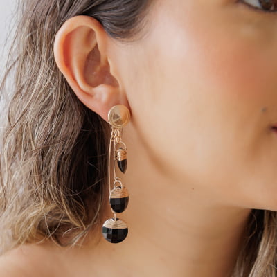 Brinco bordado com resina preto folheado em ouro 18k 202200000000130