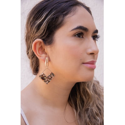 Brinco bordadoa mão com mix de contas de vidro em tons terrosos  e folheado em ouro 18k  