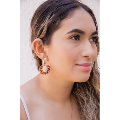 Brinco bordadoa mão com resina nude e mix de contas de vidro em tons terrosos  e folheado em ouro 18k  