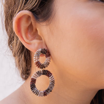 Brinco bordadoa mão vidrilhos em tons de marrom e folheado em ouro 18k 