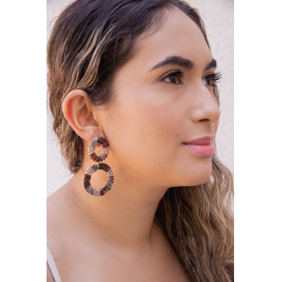 Brinco bordadoa mão vidrilhos em tons de marrom e folheado em ouro 18k 