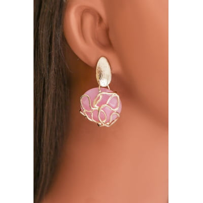 Brinco com resina rosa folheado em ouro 18k 