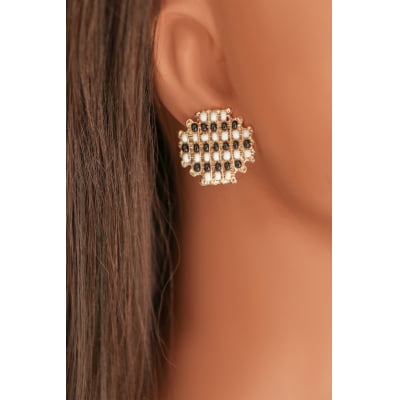 Brinco com contas de vidro preto e branco folheado em ouro 18k 