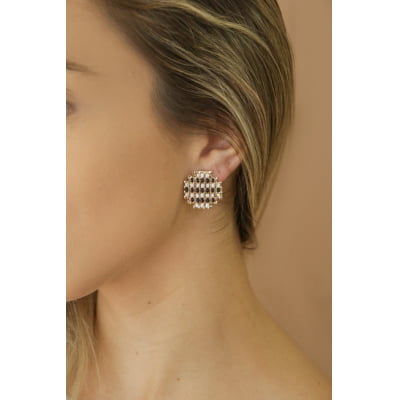 Brinco com contas de vidro preto e branco folheado em ouro 18k 