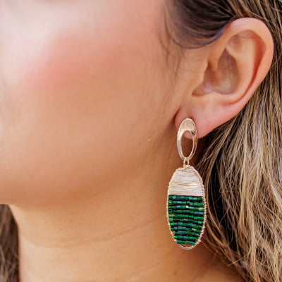 Brinco com resina e vidrilhos verde folheado em ouro 18k 202150000000138