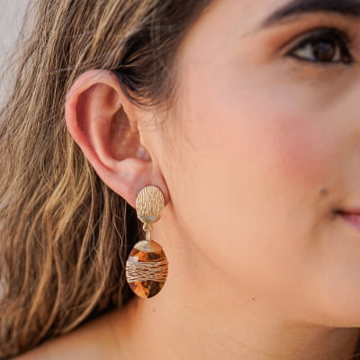 Brinco com resina marrom folheado em ouro 18k 202130000000189