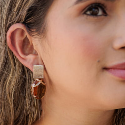 Brinco com resina marrom folheado em ouro 18k 202130000000190